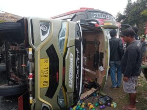 Mikrobus Terguling di Banjarnegara, 2 Pelajar Terluka