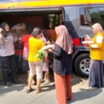 Emak Emak Banyuwangi Dapat Sayuran Gratis Dari Polisi Keliling