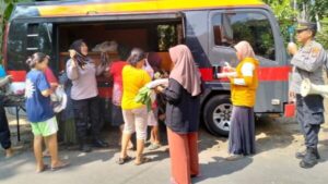 Emak-emak Banyuwangi Dapat Sayuran Gratis dari Polisi Keliling