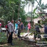 Gotong Royong Polsek Cilongok Banyumas, Bhabinkamtibmas Ikut Robohkan Rumah Untuk