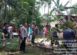 Gotong Royong Polsek Cilongok Banyumas, Bhabinkamtibmas Ikut Robohkan Rumah untuk Diperbaiki