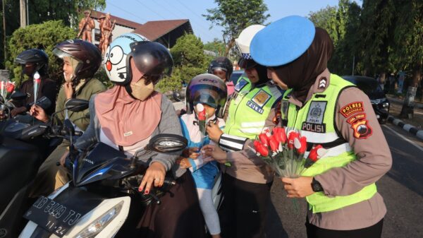 Hut Ke 76 Polwan Sukoharjo: Kegiatan Gatur Lalin Dan Penyaluran Bunga