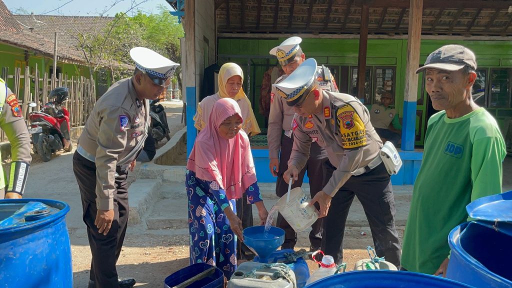 Hari Lalu Lintas Bhayangkara Ke 69, Satlantas Polres Rembang Bagikan Bantuan