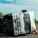 Heboh, Truk Angkut Sejumlah Orang Tabrak Motor Di Turunan Gombel