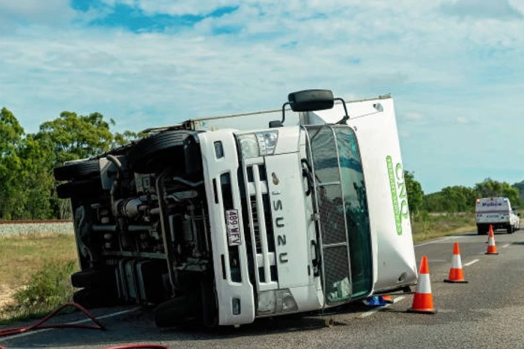 Heboh, Truk Angkut Sejumlah Orang Tabrak Motor di Turunan Gombel Semarang, 8 Korban Terluka