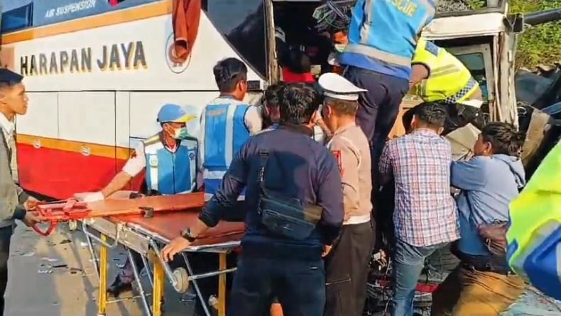 Identitas Korban Kecelakaan Bus Dan Truk Di Tol Batang Semarang Terungkap,