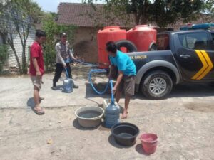 Polsek Pancur Modifikasi Mobil Patroli Backbone Jadi Pengangkut Air untuk Warga yang Kesulitan