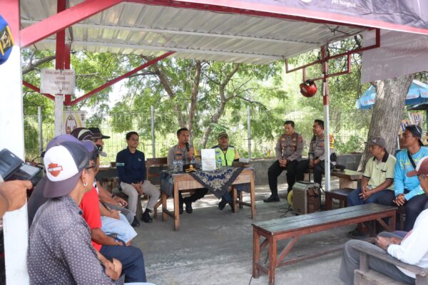 Jumat Curhat Di Pelabuhan Gilimanuk, Kapolres Jembrana Ajak Pengojek Berdialog