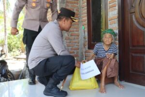 Momen Kebersamaan: Kapolres Jembrana Sukses Bagikan Sembako kepada Warga