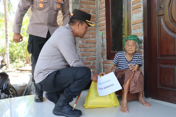 Kapolres Jembrana Gelar Aksi Sosial, Bagikan Sembako Untuk Warga Kurang