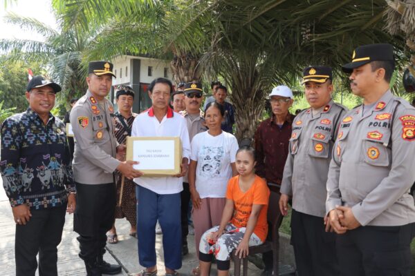 Bantuan Sosial Diserahkan Kapolres Jembrana dalam Program Minggu Kasih di Desa Kaliakah