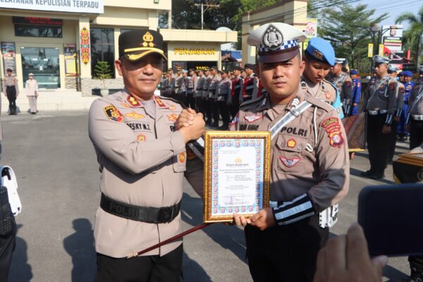 Kapolres Kotim Berikan Penghargaan Kepada Personel Berprestasi