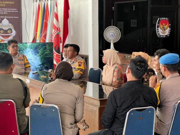 Cek Personel Pengamanan di KPU, Kapolres Sukoharjo Tekankan Jaga Kewaspadaan dan Junjung Tinggi Netralitas