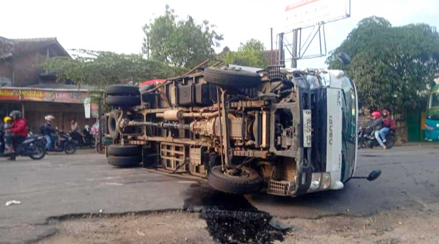 Kecelakaan Dekat Jembatan Gubug Grobogan: Lalu Lintas Tersendat