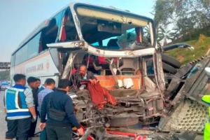 Bus Tabrak Truk di Tol Semarang-Batang KM 347, Kendaraan Ringsek