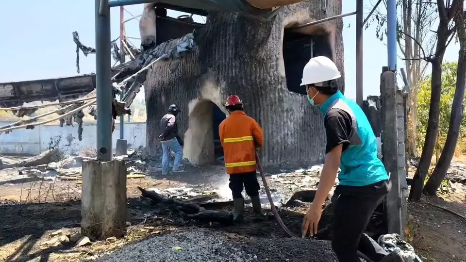 Sebuah Waterboom di Pati Terbakar Hebat gegara Anak-anak Bermain Api