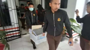 Tim Penyidik Kejari Humbahas Amankan Dokumen dan Alat Bukti di Kantor DLH