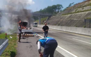 Korsleting Diduga Penyebab Terbakarnya Mobil Pikap Carry di Tol Semarang-Solo