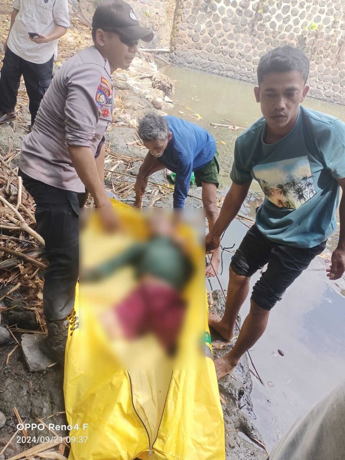 Mayat mengambang ditemukan di sungai banyuwangi, warga geger