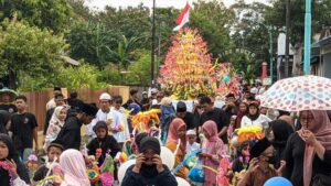 Meriah! 10 Ribu Kembang Telur Warnai Perayaan Maulid Nabi di Banyuwangi