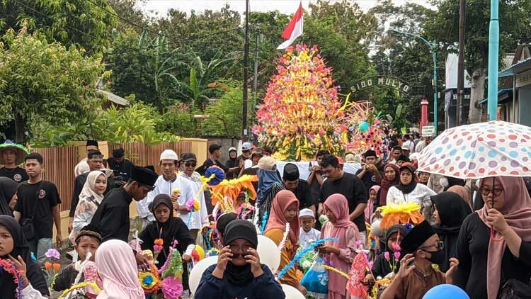 Meriah! 10 Ribu Kembang Telur Warnai Perayaan Maulid Nabi Di