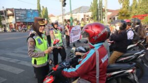 Meriahkan HUT ke-76, Polwan Polres Sukoharjo Bagikan Bunga dan Sembako di Tengah Gatur Lalin