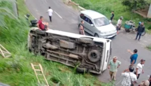 Kecelakaan Rombongan Wisata Guru di Karanganyar, Mobil Terguling, 4 Korban Dirawat