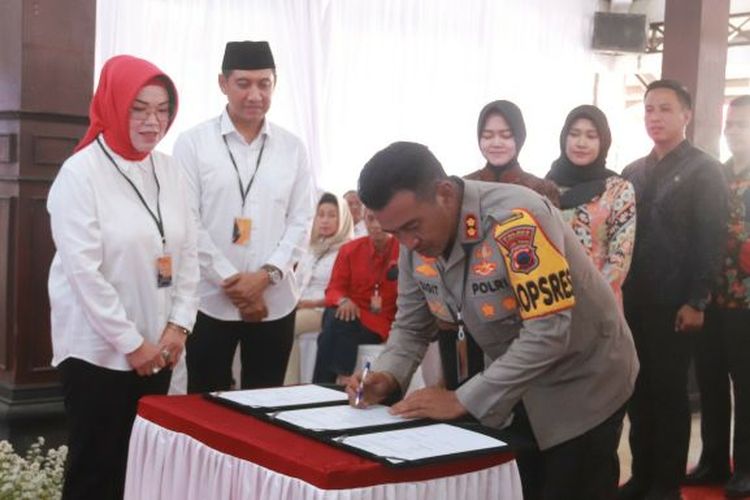 Pasangan Calon Tunggal Pilkada Sukoharjo Dikawal Ketat Oleh 14 Polisi