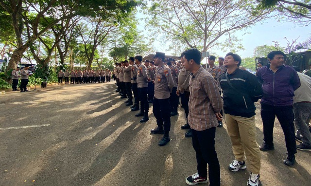 Pengamanan Ketat, Ratusan Personil Polresta Banyuwangi Kawal Penetapan Calon Bupati