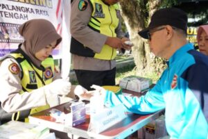 Pengobatan Gratis dari Rumkit Bhayangkara Polda Kalteng Warnai CFD