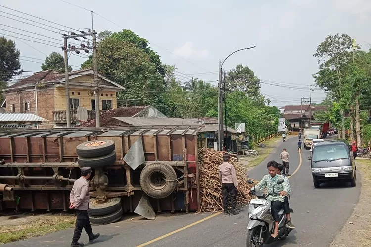 Penyebab Truk Muatan Tebu Terguling di Glenmore Banyuwangi Diketahui Setelah Diperiksa Polisi