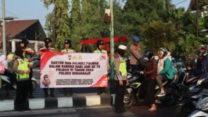 Polwan Polres Sukoharjo Rayakan HUT ke-76 dengan Gatur Lalin dan Pembagian Bunga serta Sembako