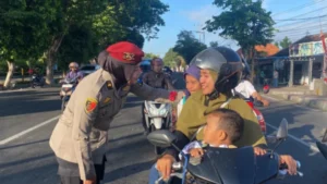 Korps Polwan Polresta Banyuwangi Rayakan 76 Tahun dengan Bagikan Cokelat dan Bunga, Serta Pesan Tertib Berkendara