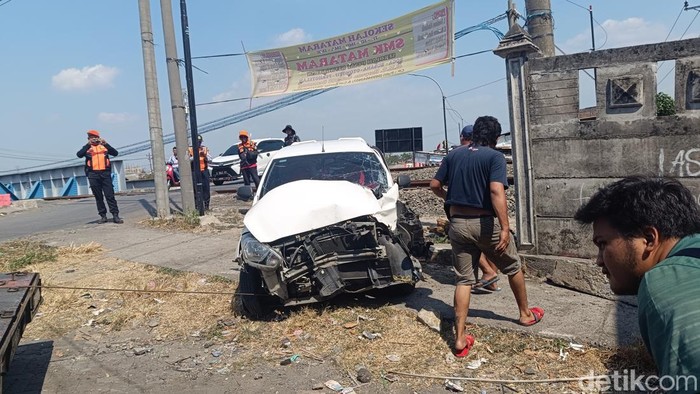 Tragedi di Cilosari Semarang: Datsun Go Sarat Penumpang Tertabrak KA