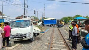 Pick Up Disambar Kereta Api Argo Bromo Anggrek di Perlintasan Rel Semarang