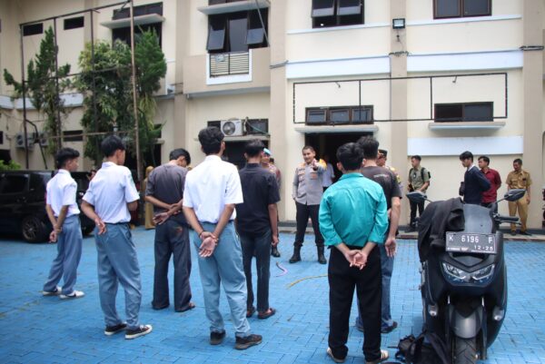 Polisi Gagalkan Tawuran Dengan Amankan 7 Remaja Bawa Clurit Di