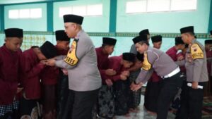 Polres Batang Gelar Program Salat Berjamaah di Ponpes Al Inaaroh