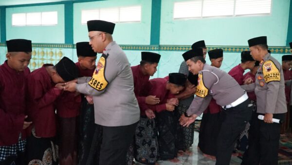 Polres Batang Gelar Program Salat Berjamaah Di Ponpes Al Inaaroh