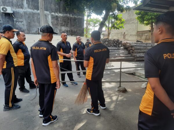 Polresta Banyuwangi Gelar Jumat Bersih: Tingkatkan Kebersihan Dan Kenyamanan Markas