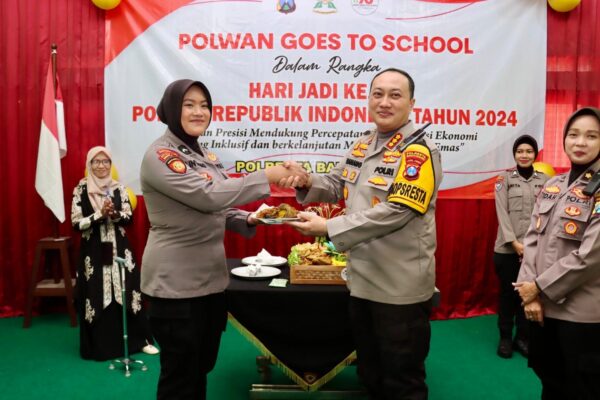 Polresta banyuwangi gelar tasyakuran dan polwan goes to school