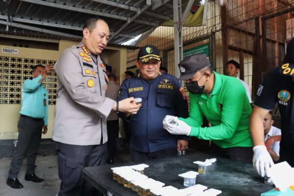 Polresta Banyuwangi Laksanakan Tes Urine Mendadak Untuk Deteksi Narkoba Di