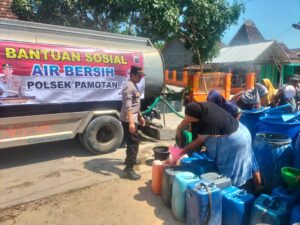 Bantu Warga, Polsek Pamotan Distribusikan Air Bersih di Dukuh Ropoh Desa Ketangi