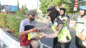 Polwan Polres Sukoharjo Peringati HUT ke-76 dengan Bagikan Bunga dan Sembako kepada Warga