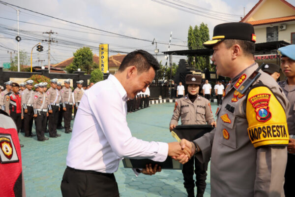 Prestasi Anggota Polresta Banyuwangi Diapresiasi Dengan Penghargaan