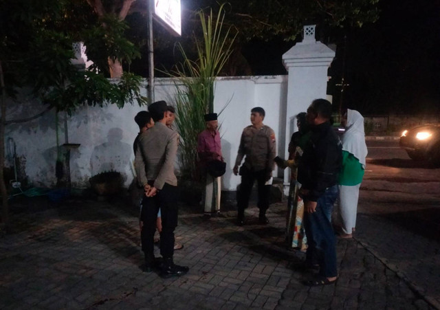 Pria di banyuwangi nekat tusuk istri dan selingkuhannya hingga terkapar