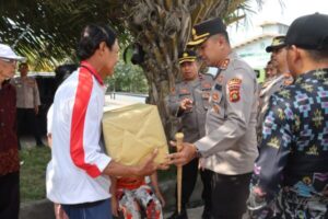 Kapolres Jembrana Berikan Bantuan Sosial di Desa Kaliakah Melalui Program Minggu Kasih