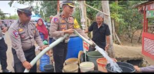 Sat Lantas Polresta Banyumas Rayakan HUT ke-69 dengan Pembagian 1300 Liter Air Bersih