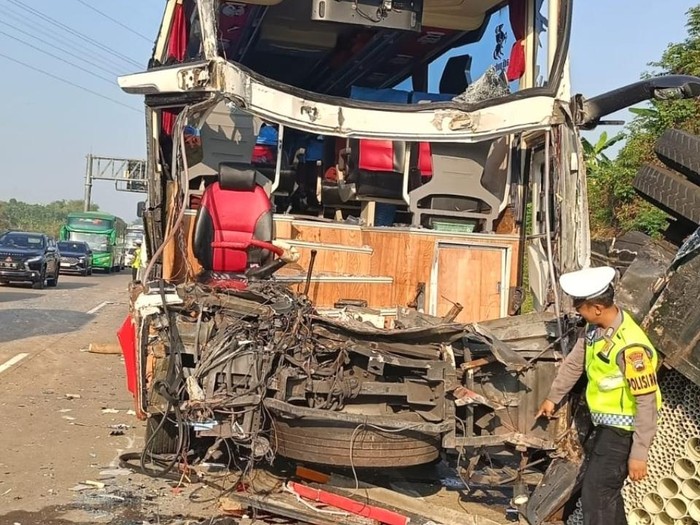 Ringsek! Bus Tabrak Truk Di Tol Semarang Batang Km 347