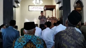 Safari Salat Jumat, Polisi Banyuwangi Imbau Masyarakat Jaga Suasana Aman Pilkada