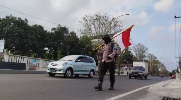 Aksi Heroik Aipda Partika: Jalan Kaki 35 Kilometer Menuju Polresta Banyuwangi untuk Peringati Hari Kesaktian Pancasila